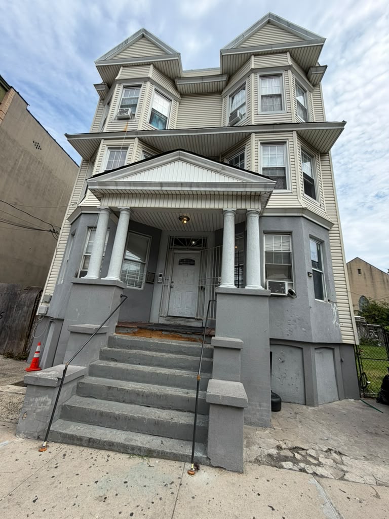 Entrance and steps at 286 Forrest St, Jersey City